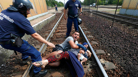 	الشرطة النمساوية تهاجم اللاجئين لإبعادهم عن خط القطار -اليوم السابع -9 -2015